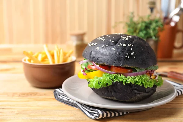 Masada Lezzetli Siyah Hamburger Ile Plakası — Stok fotoğraf