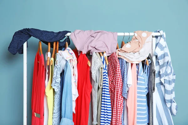 Rek Met Verschillende Kleding Buurt Van Kleur Muur — Stockfoto