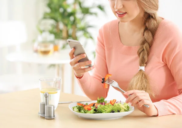 Taze Salata Masada Yemek Telefon Ile Genç Güzel Kadın — Stok fotoğraf