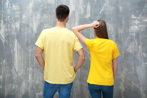 Ung Kvinna Och Mannen Gula Shirts Grunge Bakgrund Mockup För — Stockfoto