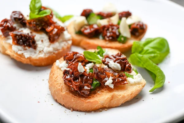 Välsmakande Bruschetta Med Soltorkade Tomater Tallrik Närbild — Stockfoto