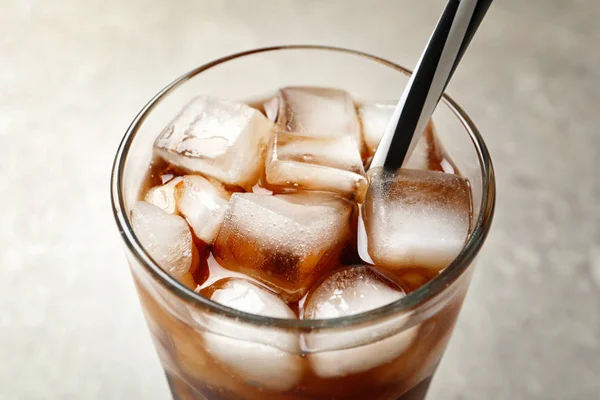 Kalte Cola Glas Auf Hellem Hintergrund Nahaufnahme — Stockfoto