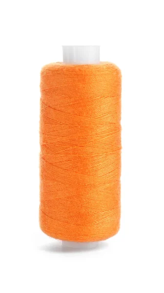 白い背景に糸を縫うスプール — ストック写真