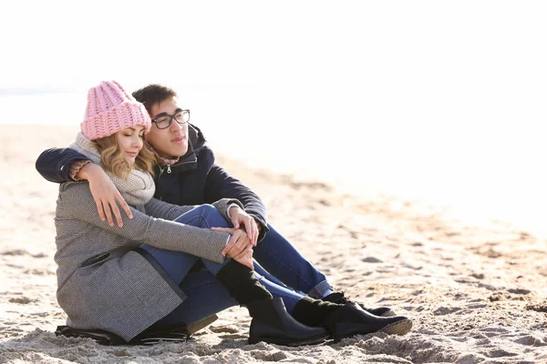 Feliz Amoroso Jovem Casal Sentado Margem Rio — Fotografia de Stock