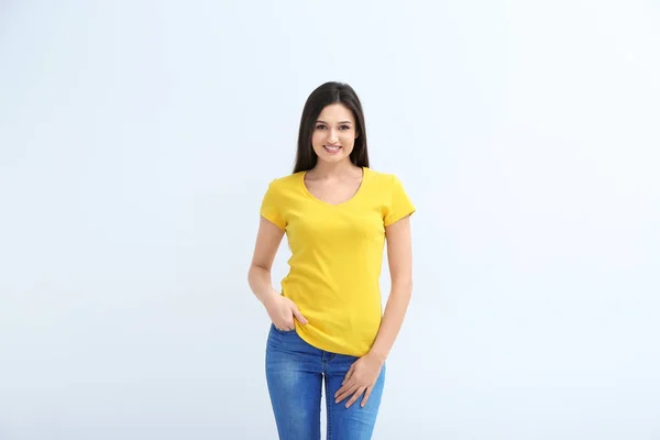 Camiseta Joven Color Sobre Fondo Blanco Burla Para Diseño —  Fotos de Stock