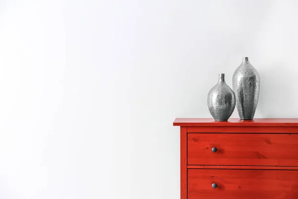 Vases Sur Armoire Bois Rouge Près Mur Léger — Photo