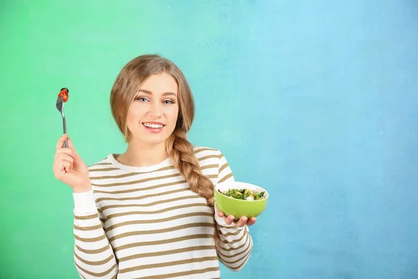 Jeune Belle Femme Manger Salade Fraîche Sur Fond Couleur — Photo