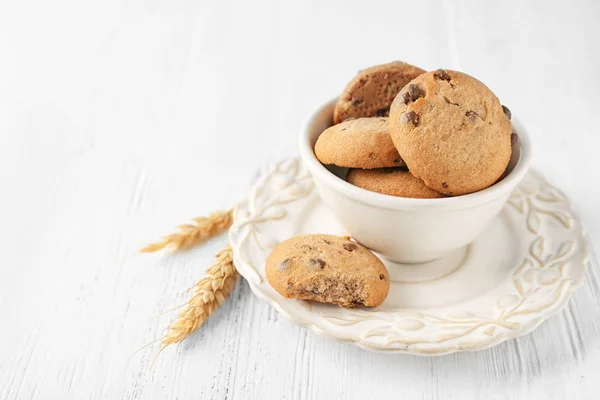 Deliziosi Biscotti Alla Farina Avena Con Gocce Cioccolato Ciotola Sul — Foto Stock