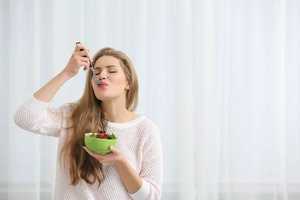 Joven Hermosa Mujer Comiendo Ensalada Fresca Sobre Fondo Claro — Foto de Stock