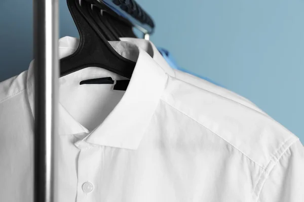 Чистые Рубашки Висят Стойке Прачечной Крупным Планом — стоковое фото