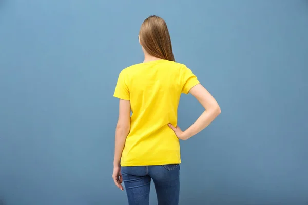 Jeune Femme Shirt Jaune Sur Fond Couleur Maquette Pour Design — Photo