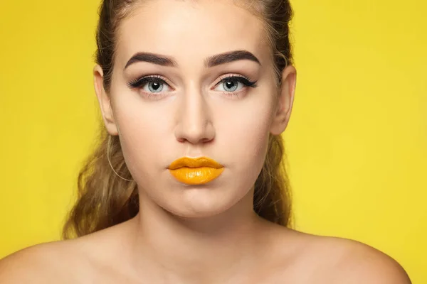Retrato Mujer Joven Con Hermosas Cejas Lápiz Labial Amarillo Sobre — Foto de Stock