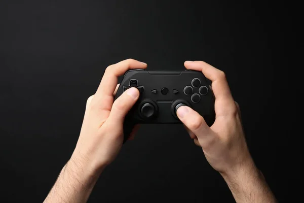 Hombre Sosteniendo Controlador Videojuegos Sobre Fondo Negro — Foto de Stock