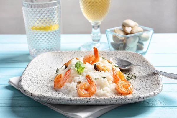 Plaat Met Smakelijke Seafood Risotto Tafel — Stockfoto