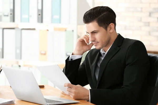 Jeune Homme Travaillant Avec Ordinateur Portable Des Documents Archive — Photo