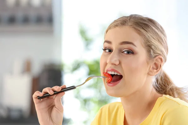 Joven Hermosa Mujer Comiendo Ensalada Fresca Cocina —  Fotos de Stock