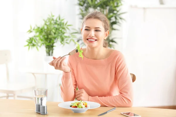 Jovem Mulher Bonita Comendo Salada Fresca Casa — Fotografia de Stock