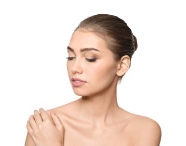 Güzel genç kadın portresi temizleyin cilt beyaz arka plan üzerinde