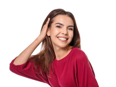 beyaz zemin üzerinde güzel genç gülümseyen kadın