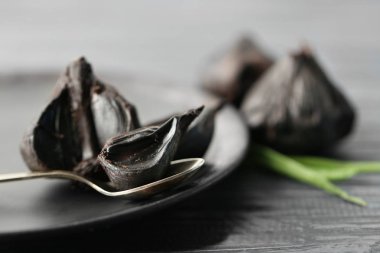 Plaka ile siyah sarımsak (Allium sativum), portre