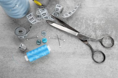 Dikiş aksesuarları ve iş parçacığı üzerinde tablo, üstten görünüm