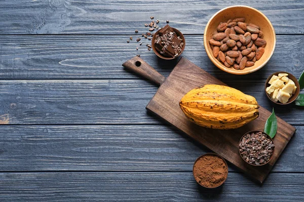 Komposition Mit Kakaoprodukten Auf Holzgrund Ansicht Von Oben — Stockfoto