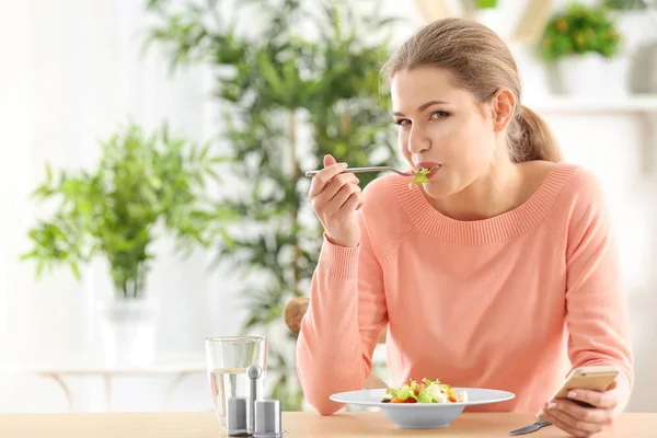 Jeune Belle Femme Avec Téléphone Manger Salade Fraîche Maison — Photo