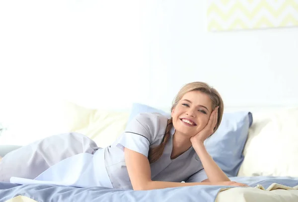 Junges Zimmermädchen Uniform Ruht Sich Bett Aus — Stockfoto