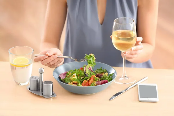 Şarap Içme Salata Masada Yemek Genç Kadın — Stok fotoğraf
