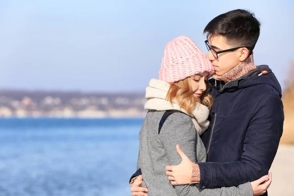 Feliz Casal Jovem Amoroso Margem Rio — Fotografia de Stock