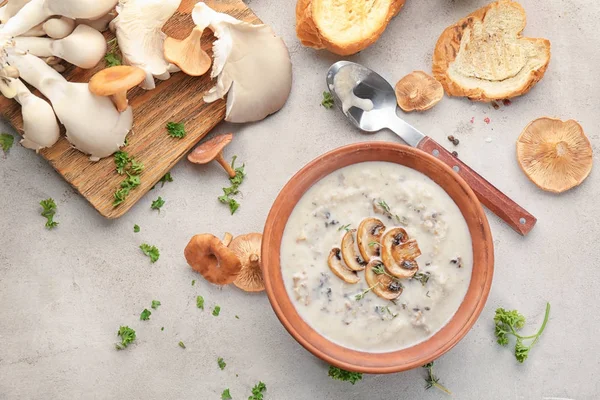 Schüssel Mit Pilzsuppe Auf Dem Tisch — Stockfoto