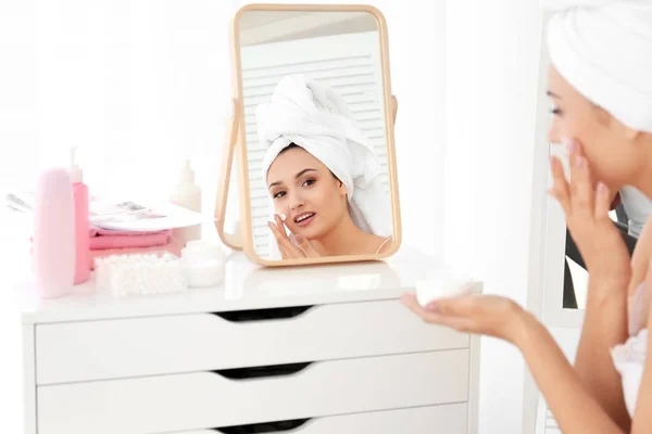 Atractiva Joven Aplicación Crema Facial Baño — Foto de Stock