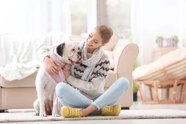 Mujer con lindo perro Boxer blanco en el interior. Adopción mascota — Foto de Stock