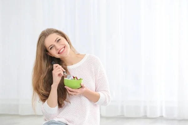 Jeune Belle Femme Mangeant Salade Fraîche Sur Fond Clair — Photo