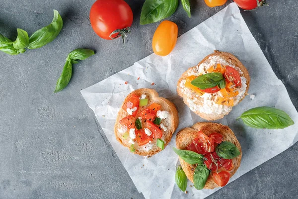 테이블 보기에는 토마토와 Bruschettas — 스톡 사진