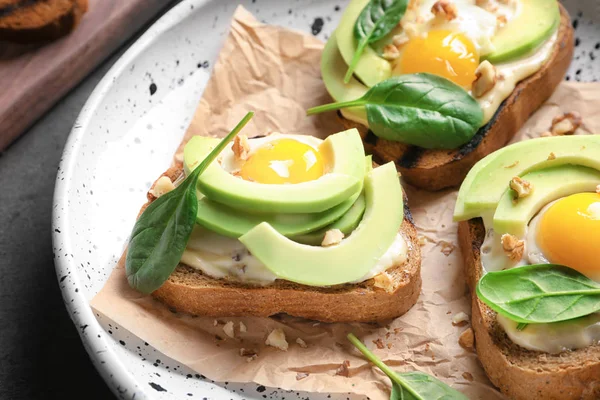 Вкусные Брускетты Жареными Яйцами Авокадо Тарелке Крупным Планом — стоковое фото