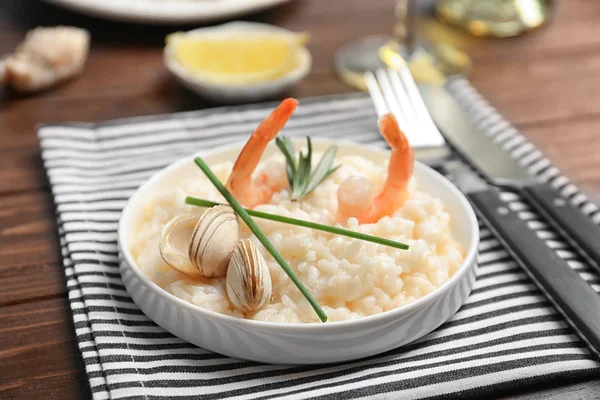 Plaat Met Heerlijke Zeevruchten Risotto Houten Tafel — Stockfoto