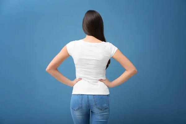 Mujer Joven Camiseta Blanca Sobre Fondo Color Burla Para Diseño — Foto de Stock