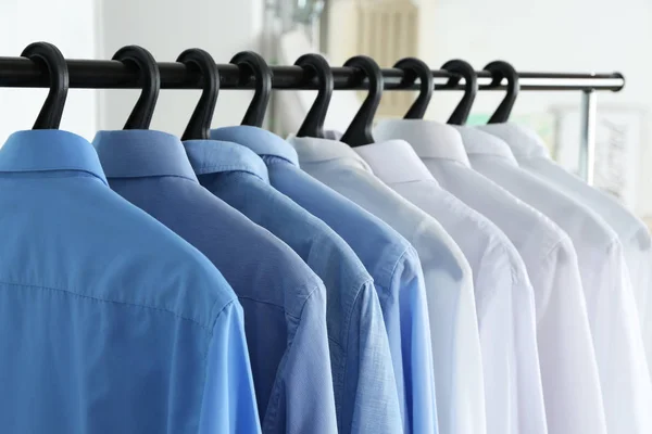 Camisas Limpias Colgando Estante Lavandería Primer Plano —  Fotos de Stock