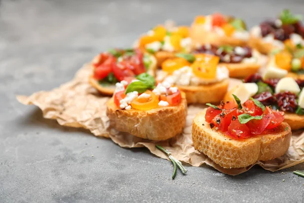 Sabrosos Bruschettas Con Tomates Mesa Primer Plano —  Fotos de Stock