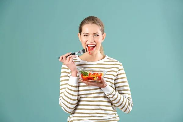 Jeune Belle Femme Manger Salade Fraîche Sur Fond Couleur — Photo