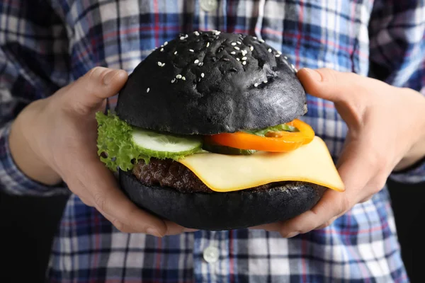 Frau Hält Leckeren Schwarzen Burger Nahaufnahme — Stockfoto