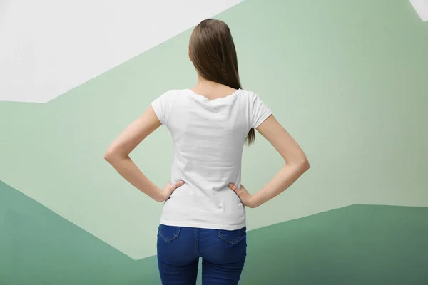 穿白色 T恤衫的年轻女子在颜色背景 设计样机 — 图库照片