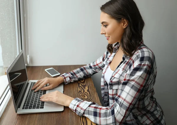 Mujer Joven Usando Ordenador Portátil Oficina — Foto de Stock