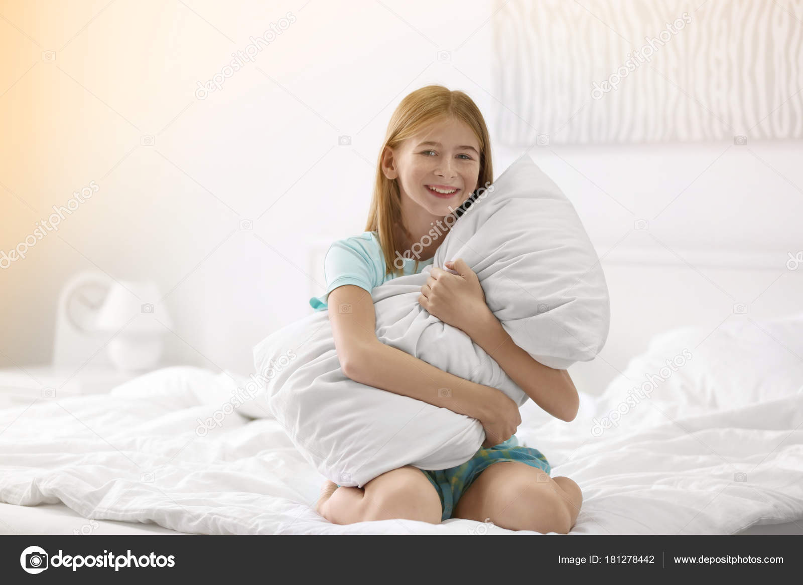 Linda Chica Con Almohada Blanca Cama Foto de stock 181278442 belchonock