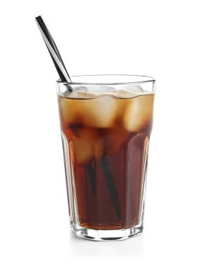 Beyaz izole cam soğuk kola