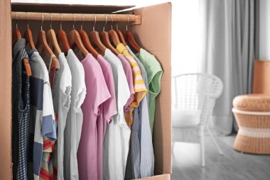 Giysileri kapalı, closeup ile gardırop kutusu