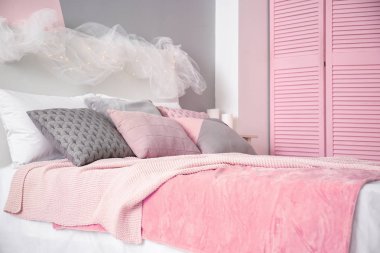 Odadaki yastıklar ile rahat yatak