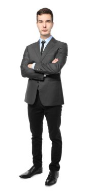 Yakışıklı araba satıcısı beyaz arka plan üzerinde