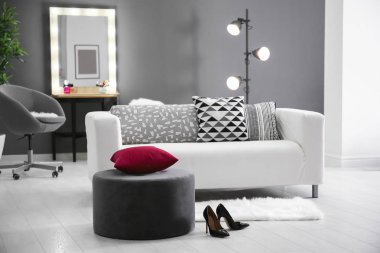 Odadaki yastıklar ile rahat kanepe